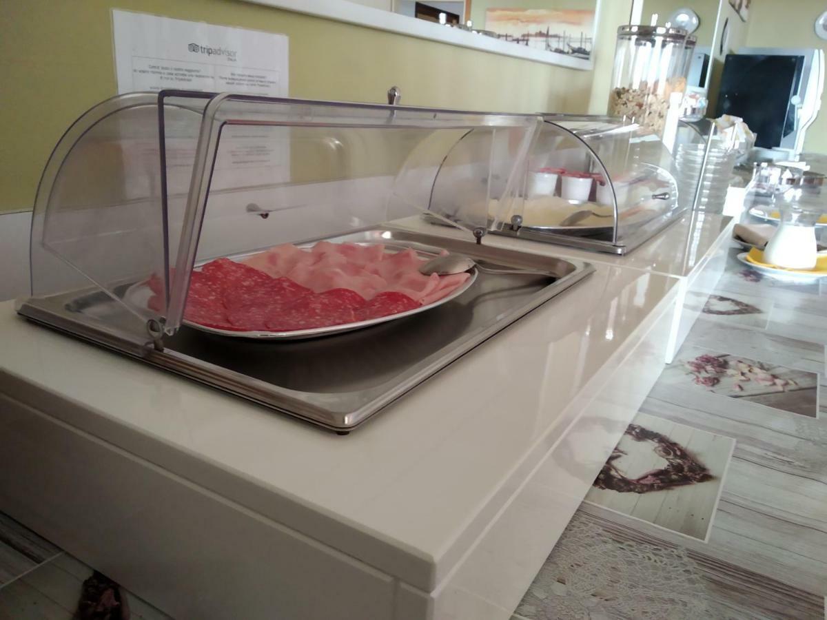 Hotel Silva Frontemare Lido di Jesolo Esterno foto